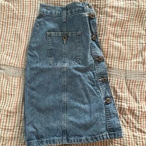 Cute, mini skirt. Functional buttons all the way up!